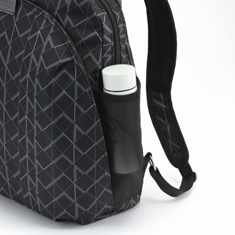 小さめのボトル等が収納可能なサイドポケット