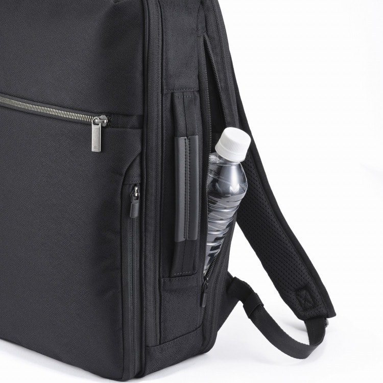 側面ファスナーと本体気室の双方からアクセスが可能な、2WAYスルーポケット