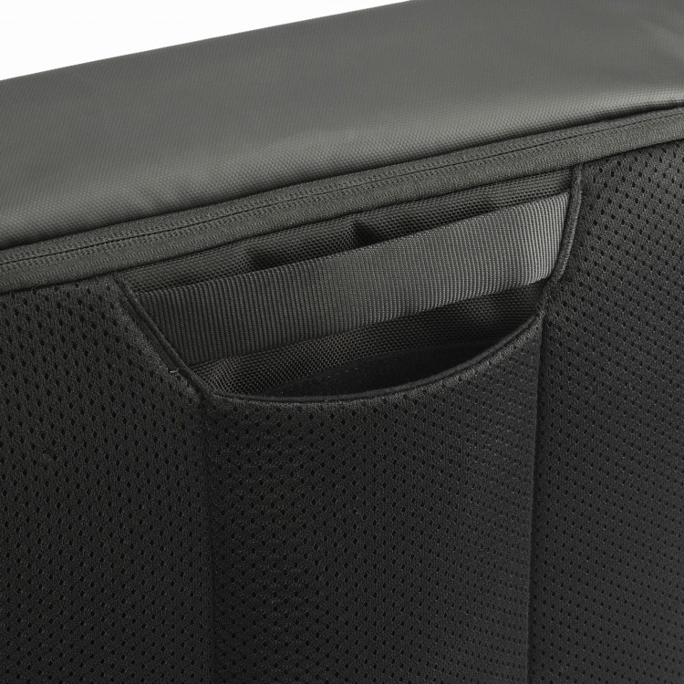 ハンドル下へはスマートフォンの収納が可能なポケット搭載