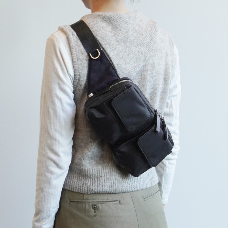 モデル着用カラー 01:ブラック