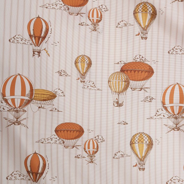 本体カラーごとに異なるデザインの内装生地を採用