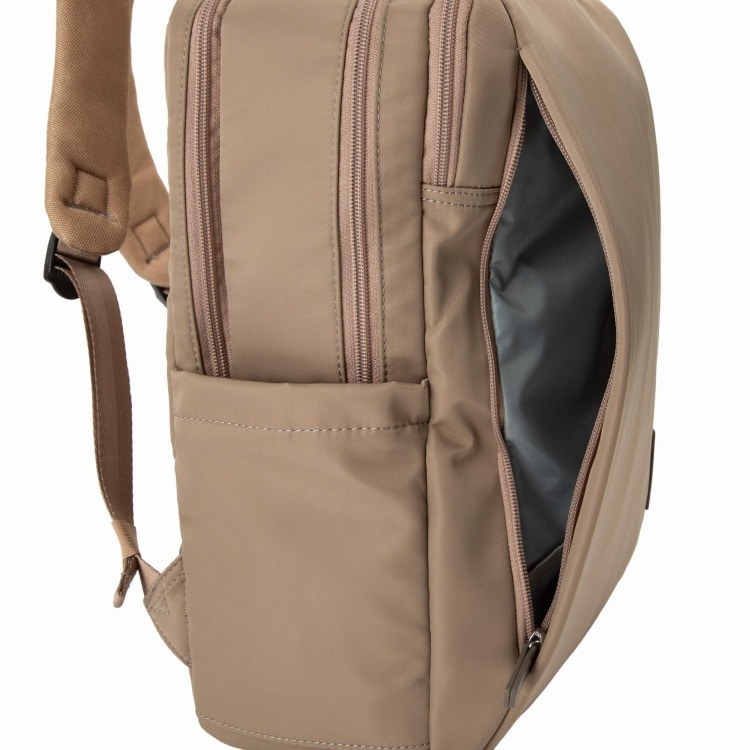 フロントへは縦ファスナーポケットを設置