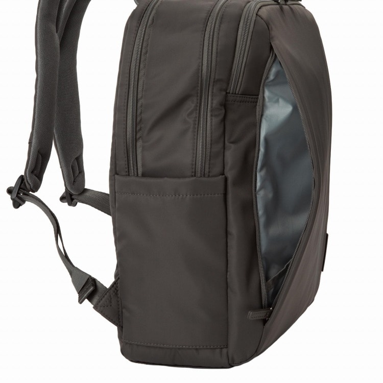 フロントへは縦ファスナーポケットを設置