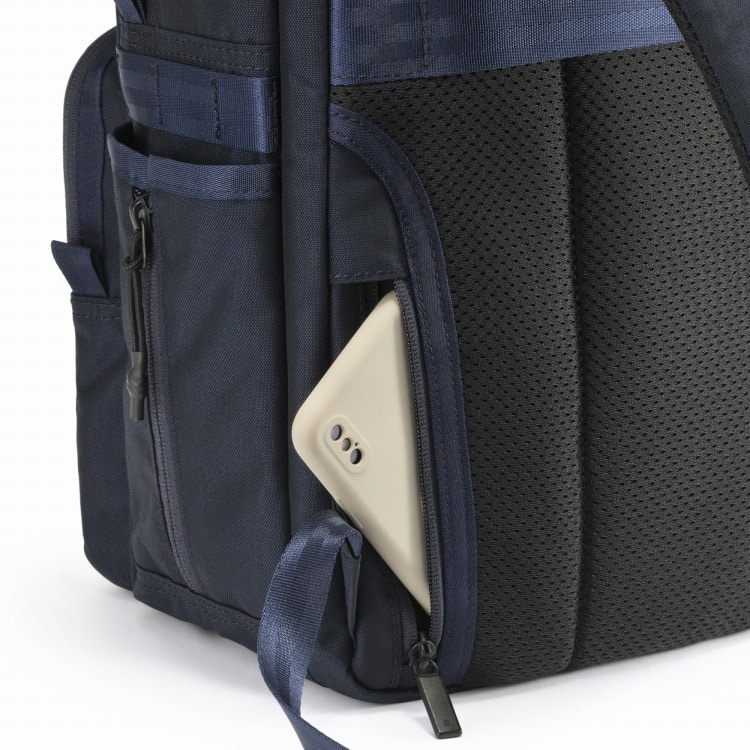 背面へは縦ファスナーポケットを搭載