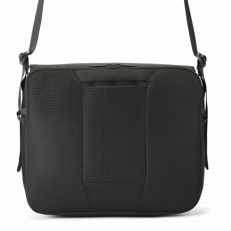 背面・ショルダーベルトはメッシュ素材を使用