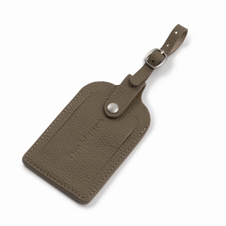 本体カラーによって異なるラゲージタグが付属