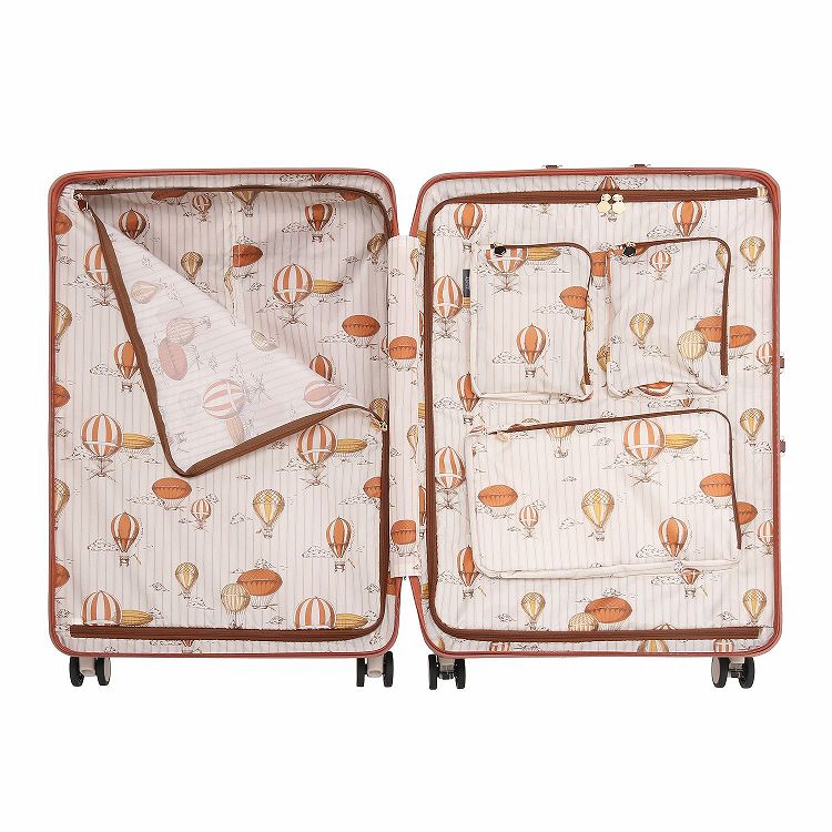 本体カラーごとに異なるデザインの内装生地を採用