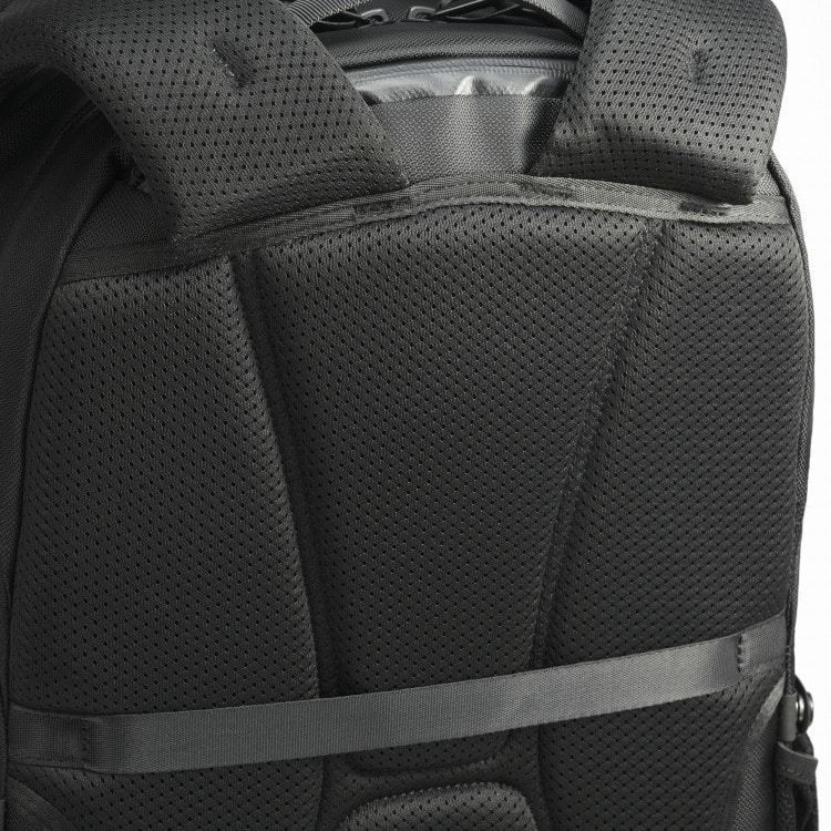 夏でも快適に過ごせる背面メッシュ素材を使用