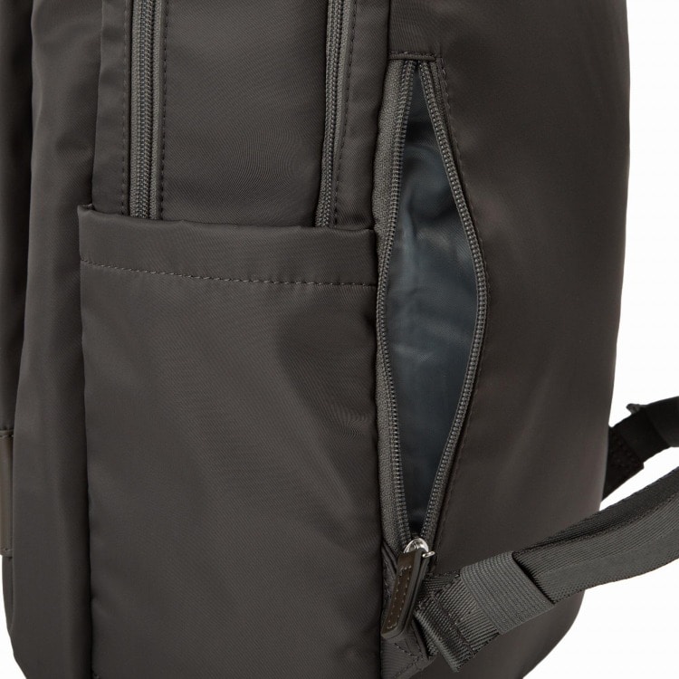 背面ファスナーポケット