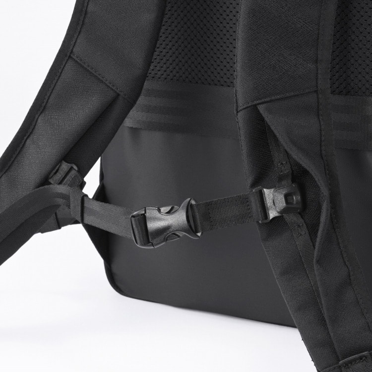 シンプルなデザインで取り外し出来るチェストベルト付き