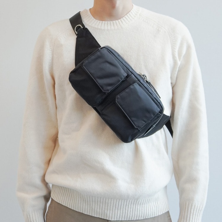 モデル着用カラー 01:ブラック