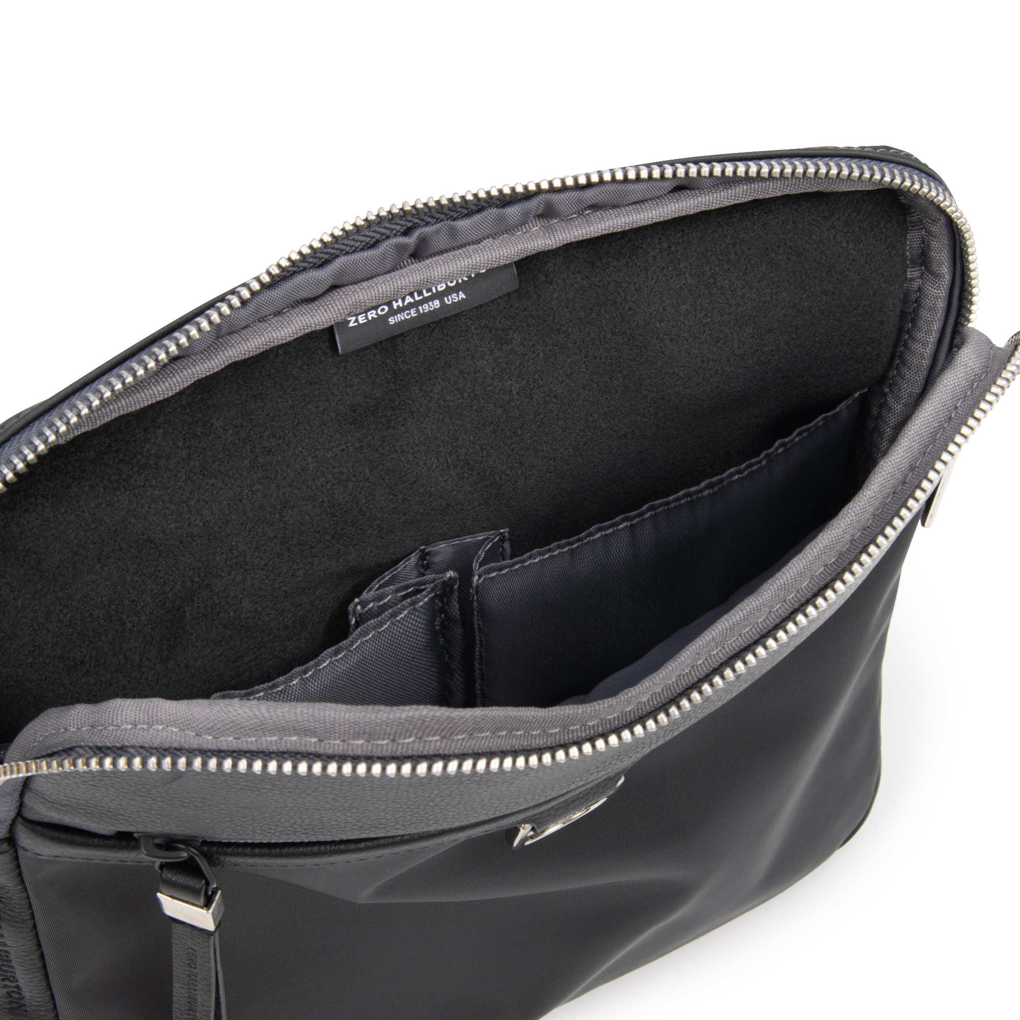 【ゼロハリバートン】UE Collection カジュアルバッグ ショルダーバッグ Round-Zip Slim Square Shoudler 81752 01:ブラック スクエアショルダー