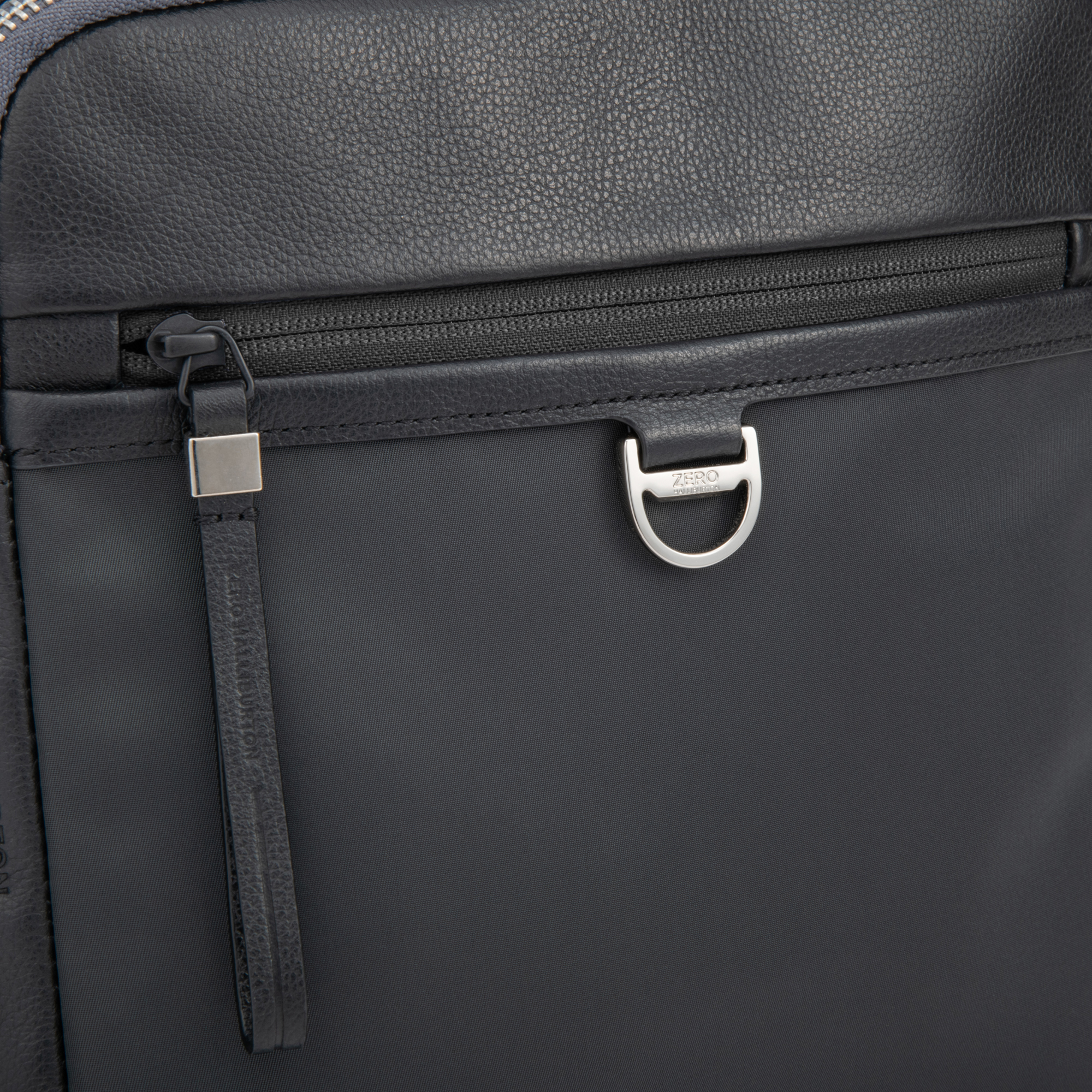 【ゼロハリバートン】UE Collection カジュアルバッグ ショルダーバッグ Round-Zip Slim Square Shoudler 81752 01:ブラック スクエアショルダー