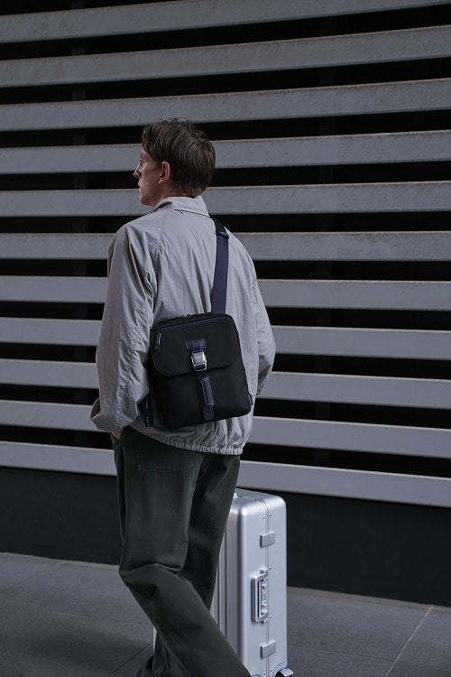 【ゼロハリバートン】ZERO ZLM/ショルダーバッグ ビジネスバッグ カジュアルバッグ Vertical Shoulder Bag 送料無料 81512 03:ネイビー ショルダーバッグM