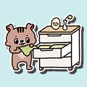 チェストから服を取り出しているプラザブロウ