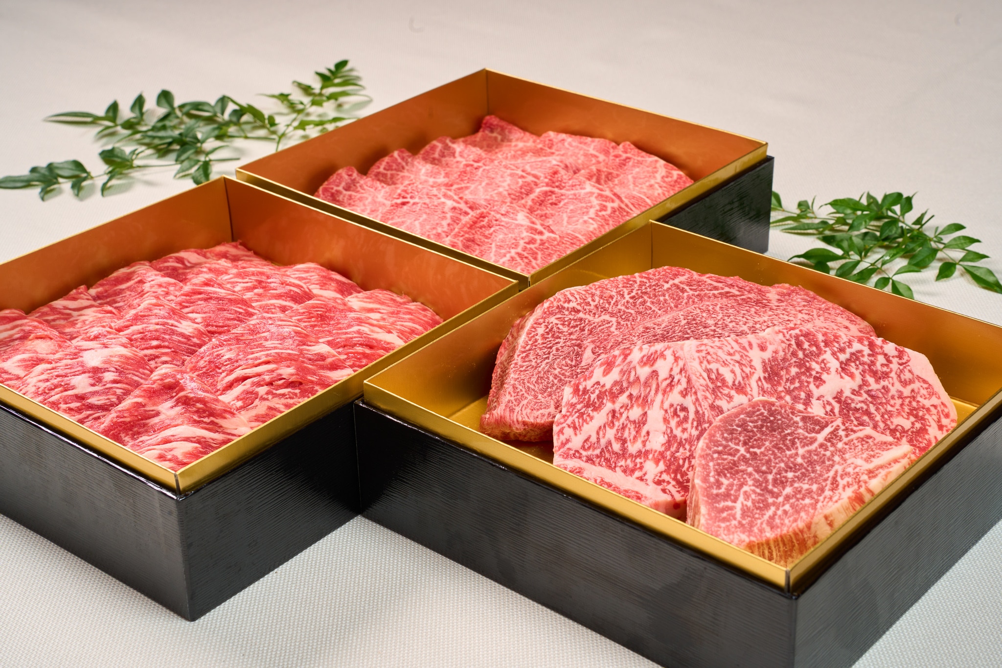 ＜格之進＞熟成肉重箱ギフト欲張り三段重華（すき焼き・しゃぶしゃぶ／ステーキ／3～4人前）【ギフト】【送料無料】
