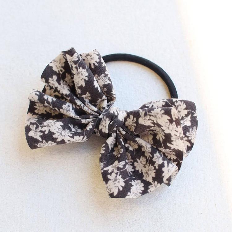 チャコールグレー