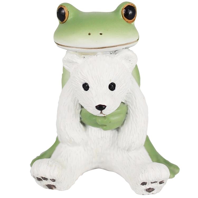 シロクマの赤ちゃんとカエル