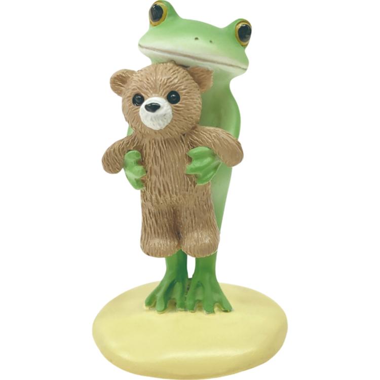 クマを抱っこするカエル