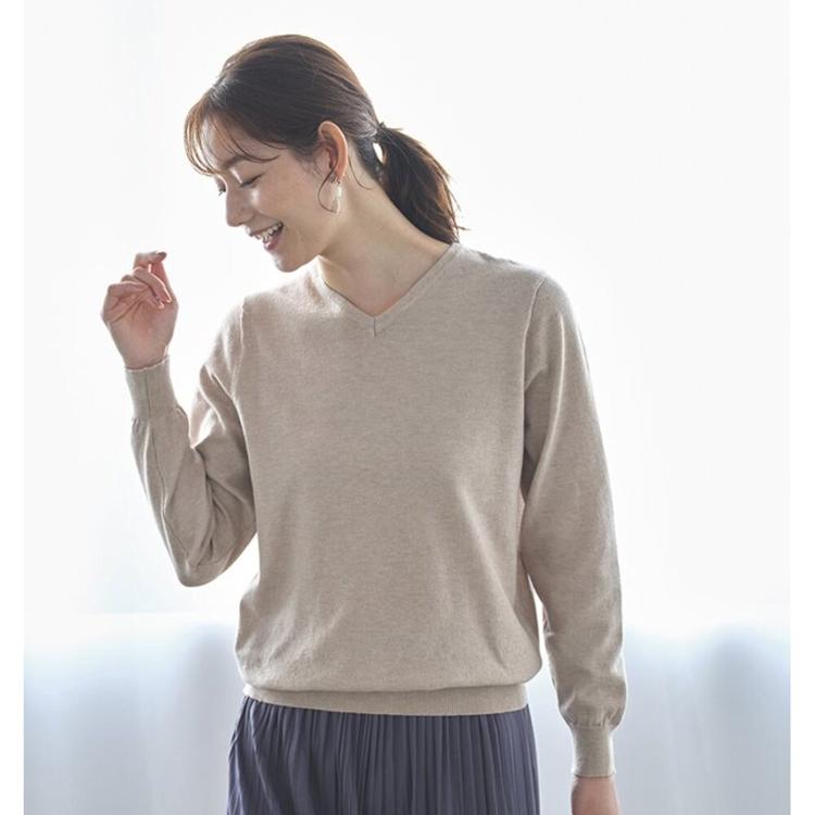 Ｖネック／グレージュ