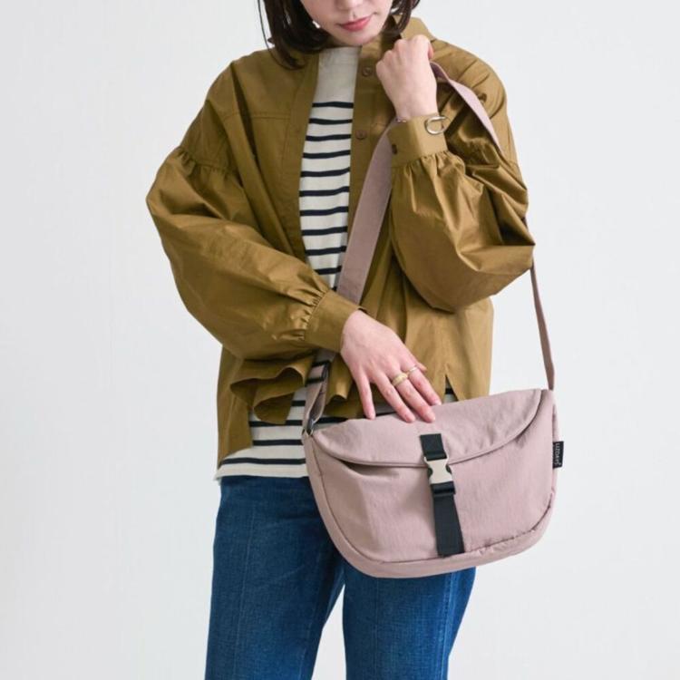 サーモンピンク