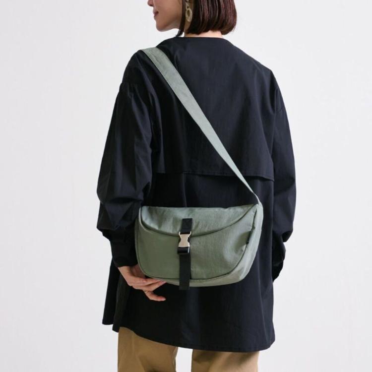 スモークカーキ