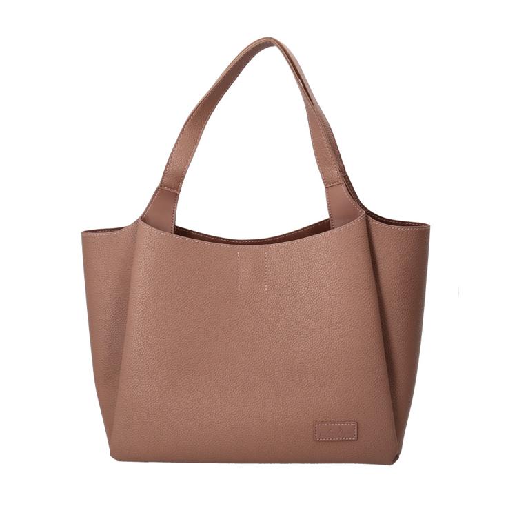 サーモンピンク