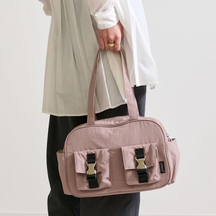 サーモンピンク