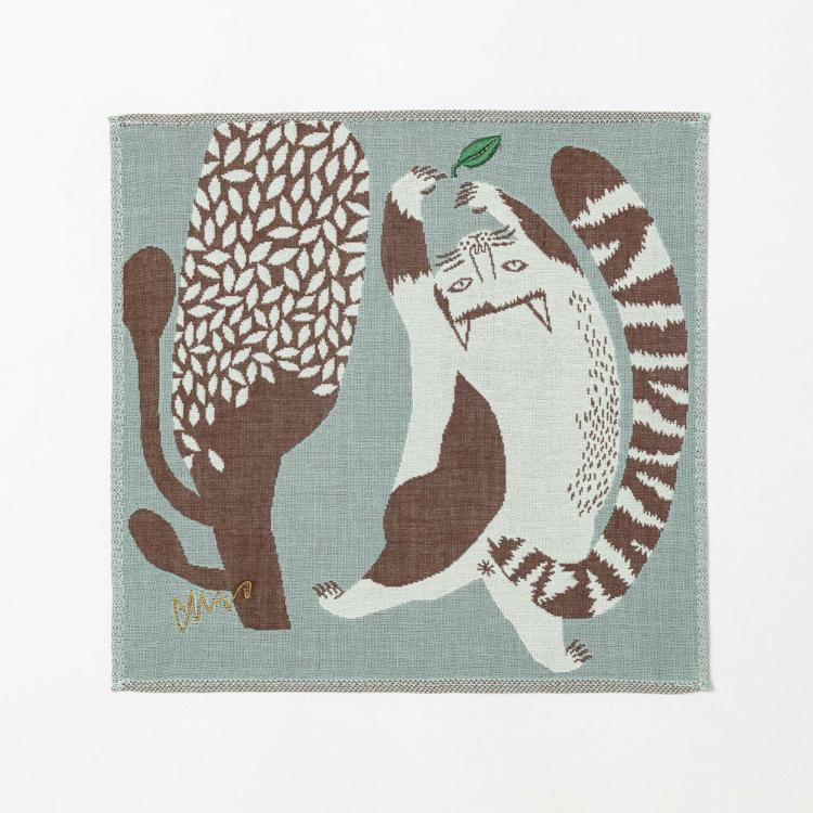 公園の大きな樹のネコたち