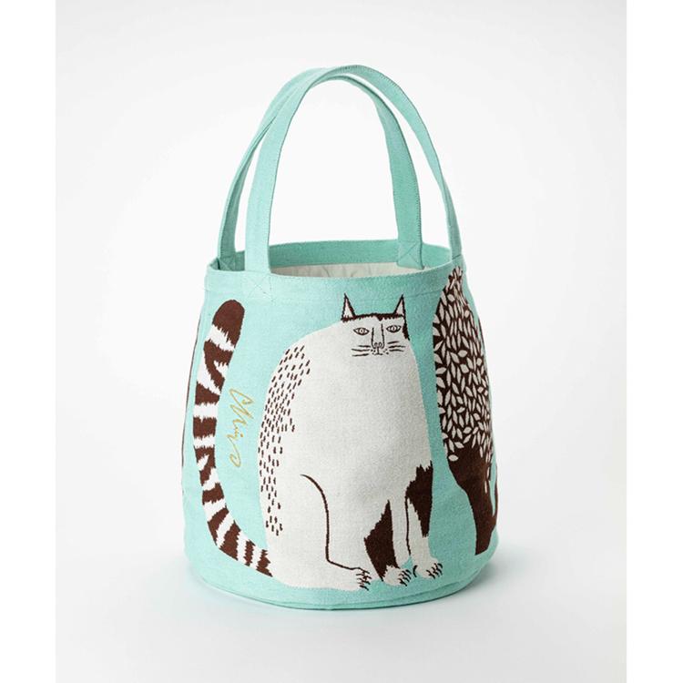 公園の大きな樹のネコたち