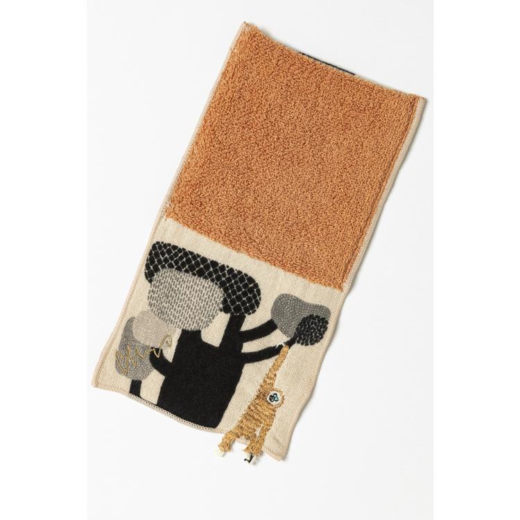 大きな樹のてっぺんのテナガザル