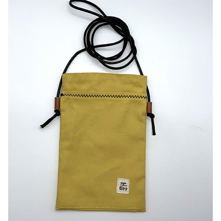 マスタードイエロー