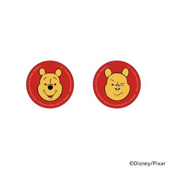 プーさん グッズ 通販 くまのプーさん 缶バッジ まじかる百貨店缶バッジ 4947864050559 くまのプーさん01 レッド 赤 缶バッチ カンバッジ カンバッチ Disney ディズニー キャラクターグッズ かわいい おしゃれ 可愛い レンチキュラー