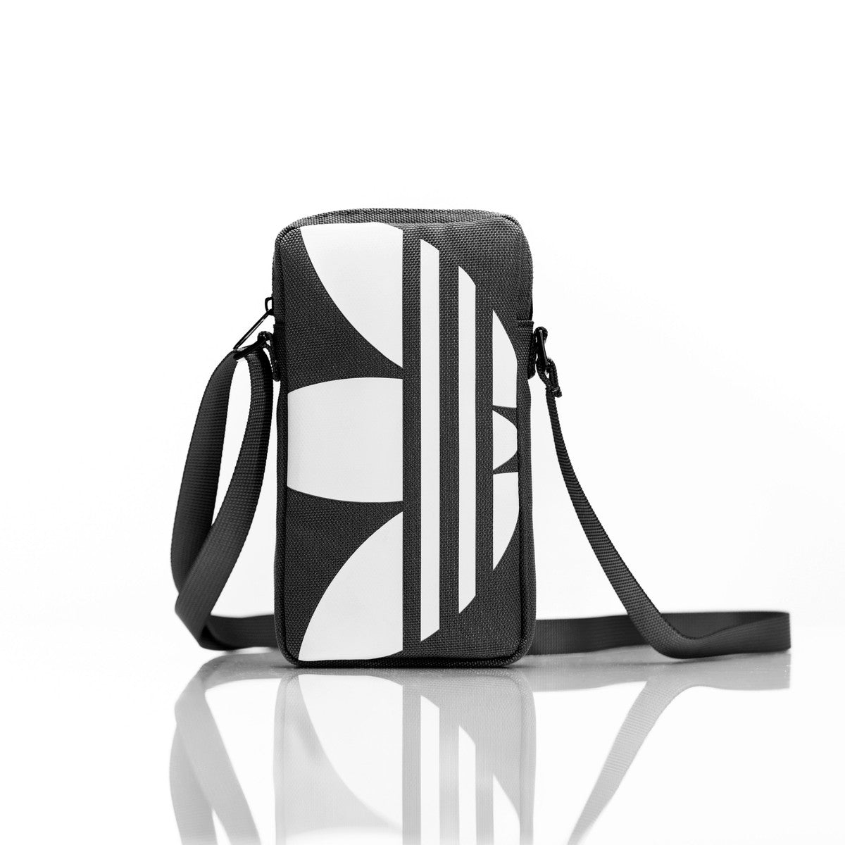 ユニバーサルフォンポーチ Universal Pouch Big Logo ブラックホワイト