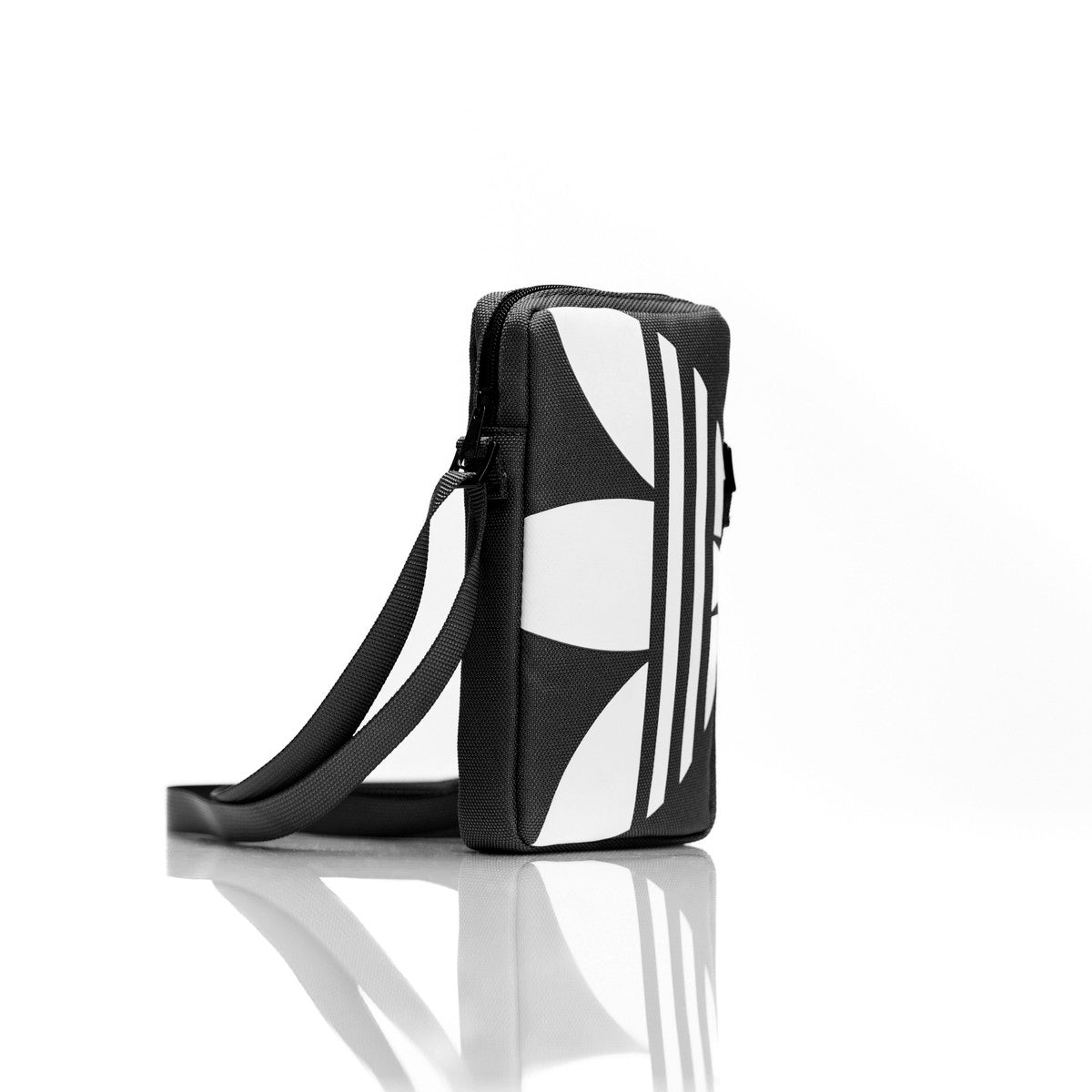 [OUTLET] ユニバーサルフォンポーチ スマホポーチ スマホショルダー Universal Pouch Big Logo Black(ブラック)/White(ホワイト) adidas Originals[アディダス オリジナルス] ブラック/ホワイト 49766 (GB8176)