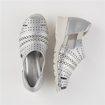 [ミスキョウコ]軽量コンビレザーパンチングサンダル 4E 100181 シルバー 22.0cm