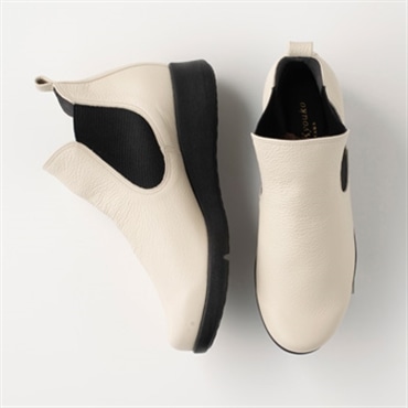 [ミスキョウコ]サイドゴアブーツ 4E 106366 アイボリー 22.0cm