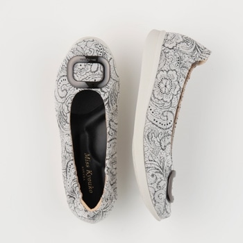 [ミスキョウコ]バックルバレエシューズ（プリント柄）4E 107541 ホワイト 22.5cm