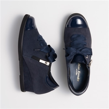 [ミスキョウコ]リボンスエードシューズ 4E 108303 ネイビー 22.0cm