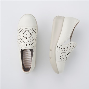 [ミスキョウコ]アラベスク柄パンチングスリッポン 4E 108818 ホワイト 22.0cm