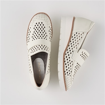 [ミスキョウコ]パンチングローファー 4E 108871 ホワイト 22.0cm