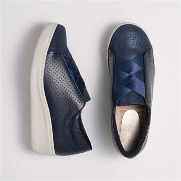 [ミスキョウコ]クロスゴムパンチ柄オパンケスニーカー 4E 109008 ネイビー 22.0cm