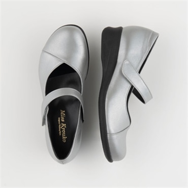 [ミスキョウコ]Vカットストラップパンプス 4E 109374 シルバー 22.0cm