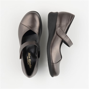 [ミスキョウコ]Vカットストラップパンプス 4E 109374 ブロンズ 22.0cm