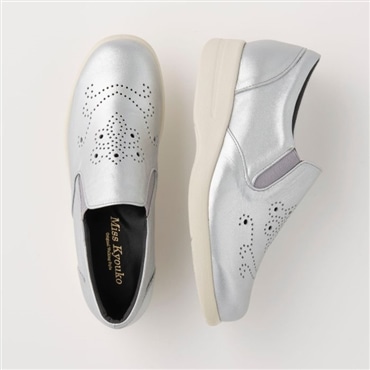 [ミスキョウコ]メダリオンスリッポン 4E 109375 シルバー 22.0cm