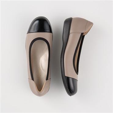 [ミスキョウコ]軽量エナメルコンビフラットシューズ 4E 109601 グレージュ 22.0cm