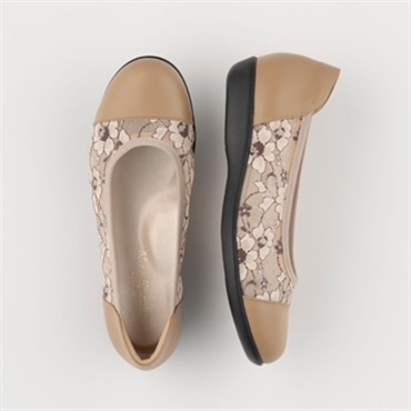 [ミスキョウコ]レースバレエシューズ 4E 109605 ベージュ 22.0cm