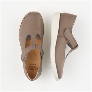 [ガーデンストーリー]Ｔストラップシューズ 4E 109667 トープ 22.0cm