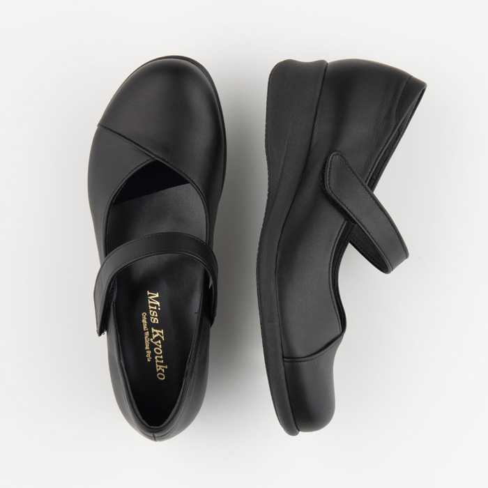 [ミスキョウコ]Ｖカットストラップパンプス 4E 19374E ブラック 23.5cm