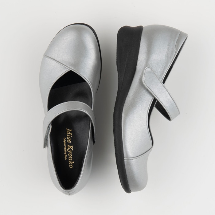 [ミスキョウコ]Ｖカットストラップパンプス 4E 19374E シルバー 23.5cm